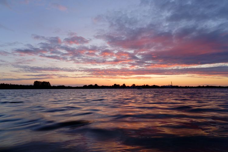 Sonnenuntergang überm Wasser